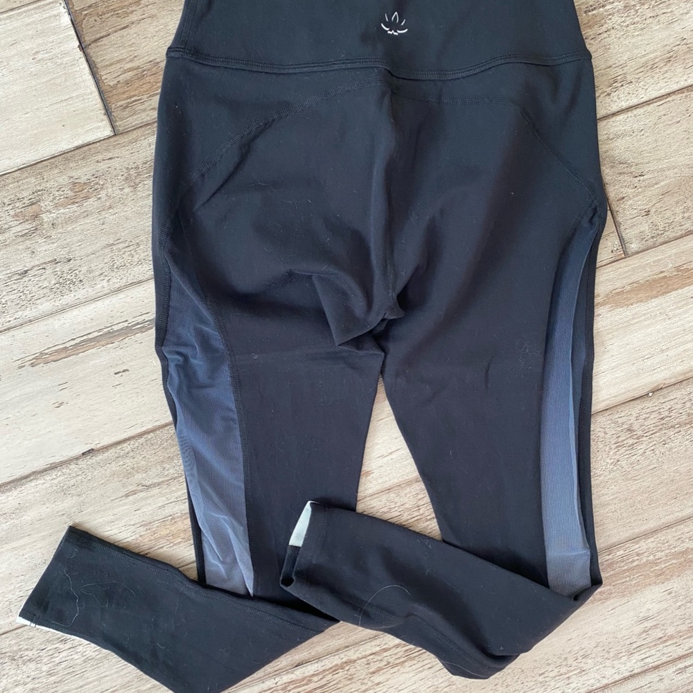 Super Cute BEYOND YOGA Black Leggings w/Mesh Sides Large - Picture 1 of 4